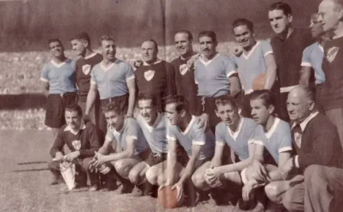 La foto original es blanco y negro, coloreada al estilo de 1950.