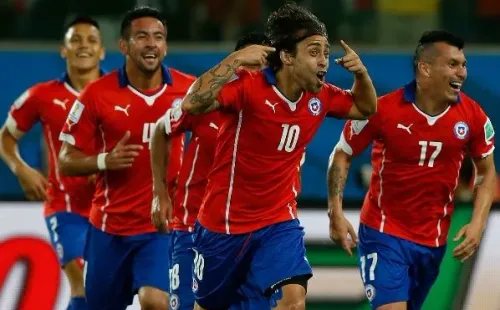 Uno de los momentos de gloria del Mago Valdivia con la Roja: su gol a Australia en Brasil 2014 También ganó la Copa América 2015 y jugó en Sudáfrica 2010.