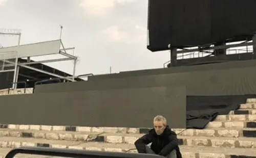 En estas pantallas se verán los hinchas palestinos