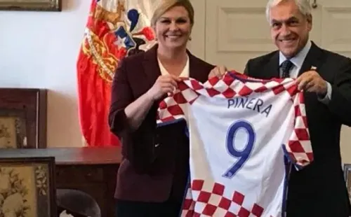 Kolinda Grabar-Kitarović, presidenta de Croacia, le pasó la camiseta de esa selección