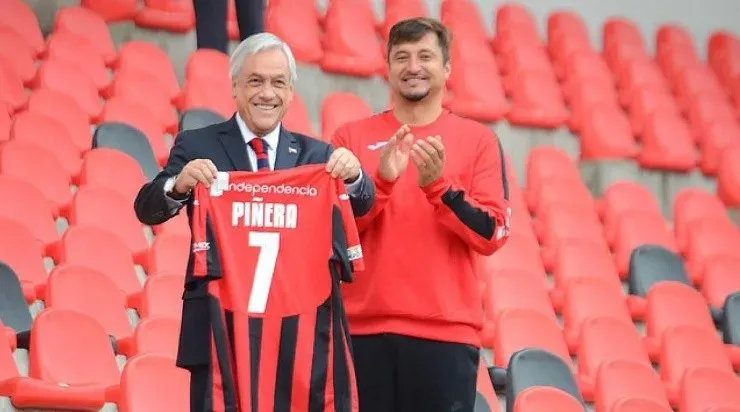 Hace unas semanas visitó Talca y el capitán de Rangers, Nicolás Peric, posó con él mientras le daban su camiseta.