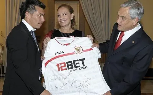 En una visita a España, fue Gary Medel quien le pasó la del Sevilla autografiada.