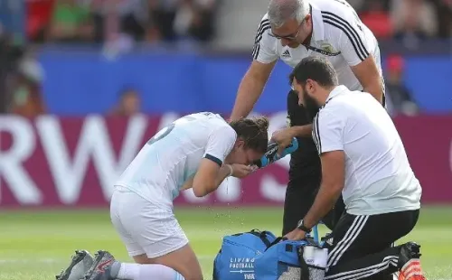 Aldana Cometti siendo atendida tras codazo que la dejó sin un diente (Foto: Getty Images)