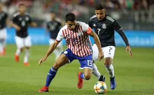 El defensor Junior Alonso disputa el balón durante el duelo ante México (Foto: Getty Images)