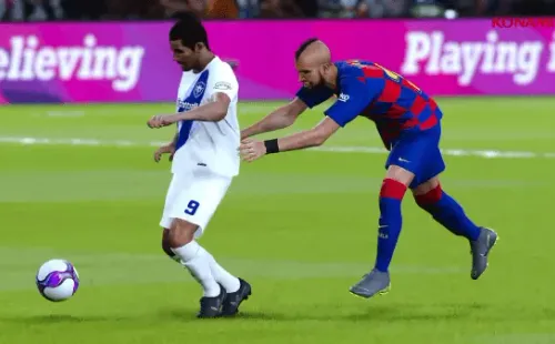 El chileno le agarra la camiseta al rival