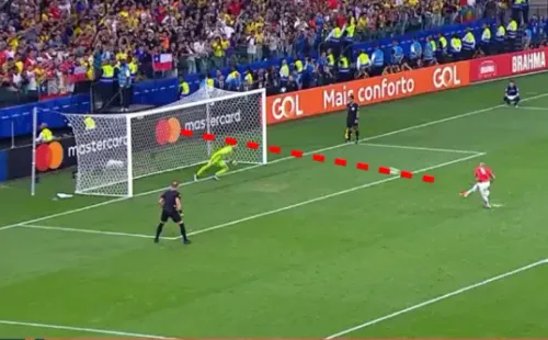 Arturo Vidal (1-1): Fuerte a la izquierda del arquero por el centro del arco