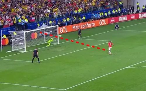 Eduardo Vargas (2-2): Potente remate al centro del arco