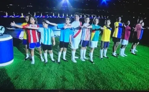 Segundo a la derecha, el niño de Chile en la ceremonia inaugural del torneo