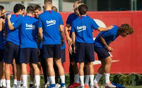 Griezmann pasando por el túnel de bienvenida (Foto: Getty Images)