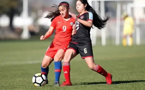 La pequeña Arantza se mete en la historia de la Roja. Créditos: ANFP.