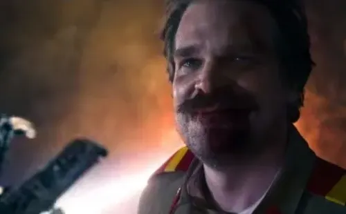 El momento en que Hopper le dice a Joyce que apague la máquina, produciendo la explosión.
