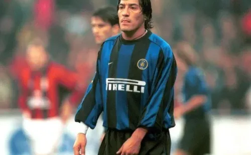Iván Zamorano (1996-2000) Fue allí donde usó la mítica camiseta del 1+8. Llegó a la Serie A luego de un gran paso por el Real Madrid perole costó tener continuidad absoluta, compitiendo con Ronaldo. Sin embargo, anotó 40 goles en 148 partidos. Fue campeón de la Copa UEFA de 1998.