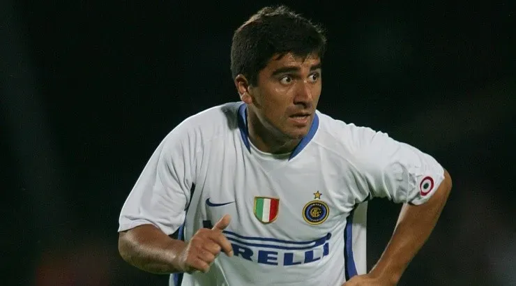 David Pizarro (2005-2006) Tras su brillante paso por Udinese, fue adquirido por 18 millones de dólares y rindió de acuerdo a lo esperado. Tuvo que ganarse el puesto con Juan Sebastián Verón y, al irse el argentino, fue fichado Patrick Viera y esto complicó sus opciones. Ganó la Serie A, la Copa de Italia y la Supercopa.