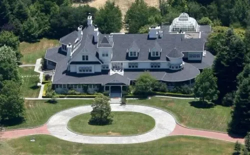 El director de Star Wars y otros hit no podía tener algo más chico.