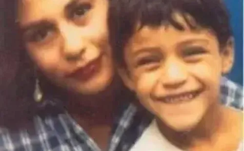El pequeño Alexis junto a su madre
