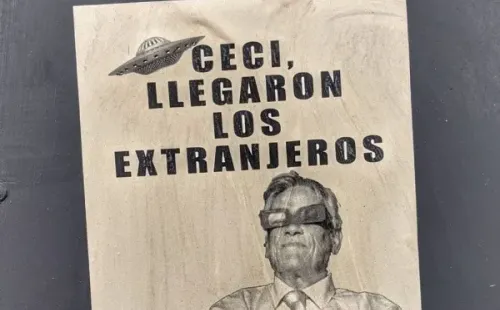 El audio filtrado de la Primera Dama, Cecilia Morel, donde daba cuenta que esto era como “una invasión extranjera, alienígena” desató una mezcla de malestar y bromas, que se han traducido en carteles. Foto: Norman Varas