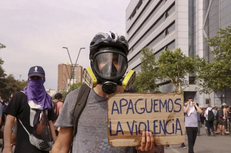 El llamado a la no violencia ha llevado a otro tipo de interpretaciones como respuestas, como que la violencia es la que ha recibido el pueblo de Chile durante 30 años y másy eso se ha volcado a las protestas.