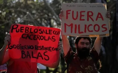 Buena parte de los carteles que se han exhibido exigen la desmilitarización de las calles. Es primera vez desde el regreso de la democracia que se saca a las Fuerzas Armadas a la calle en Chile por motivos sociales y no de catástrofes naturales, como fue para los terremotos.