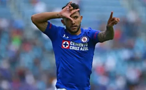 WalterMontoya, ex jugador de Cruz Azul, celebrando al estilo de Aczino.