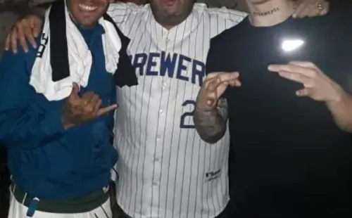 Tévez junto a un integrante de la banda Fuerte Apache y el rapero Ecko
