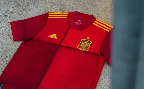 La nueva camiseta mantiene los colores históricos de La Roja de Europa
