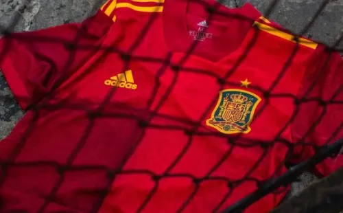 El uniforme oficial se mantiene con pantalón azul y medias negras