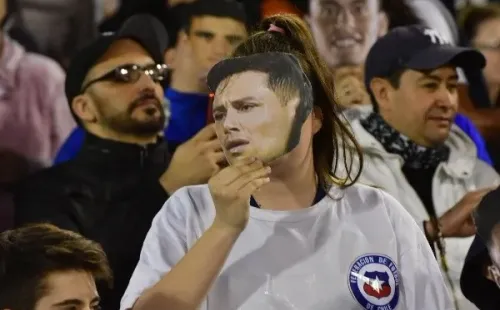 Una hincha se puso la camiseta de Chile y la máscara de Zárate