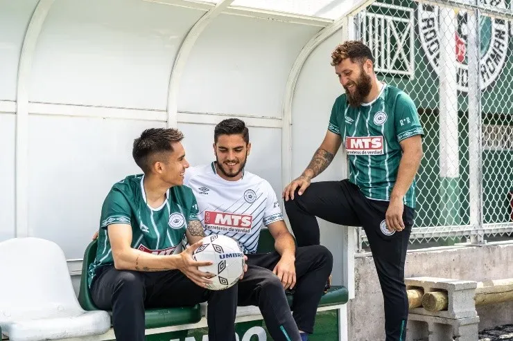Así es la camiseta de Rodelindo Román, a la venta en tiendas Coliseum Store y Umbro.