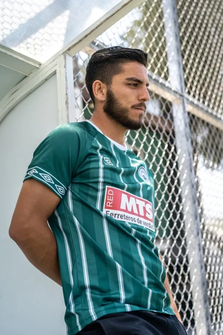 Así es la camiseta de Rodelindo Román, a la venta en tiendas Coliseum Store y Umbro.