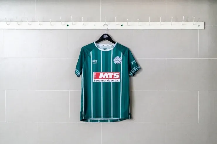 Así es la camiseta de Rodelindo Román, a la venta en tiendas Coliseum Store y Umbro.