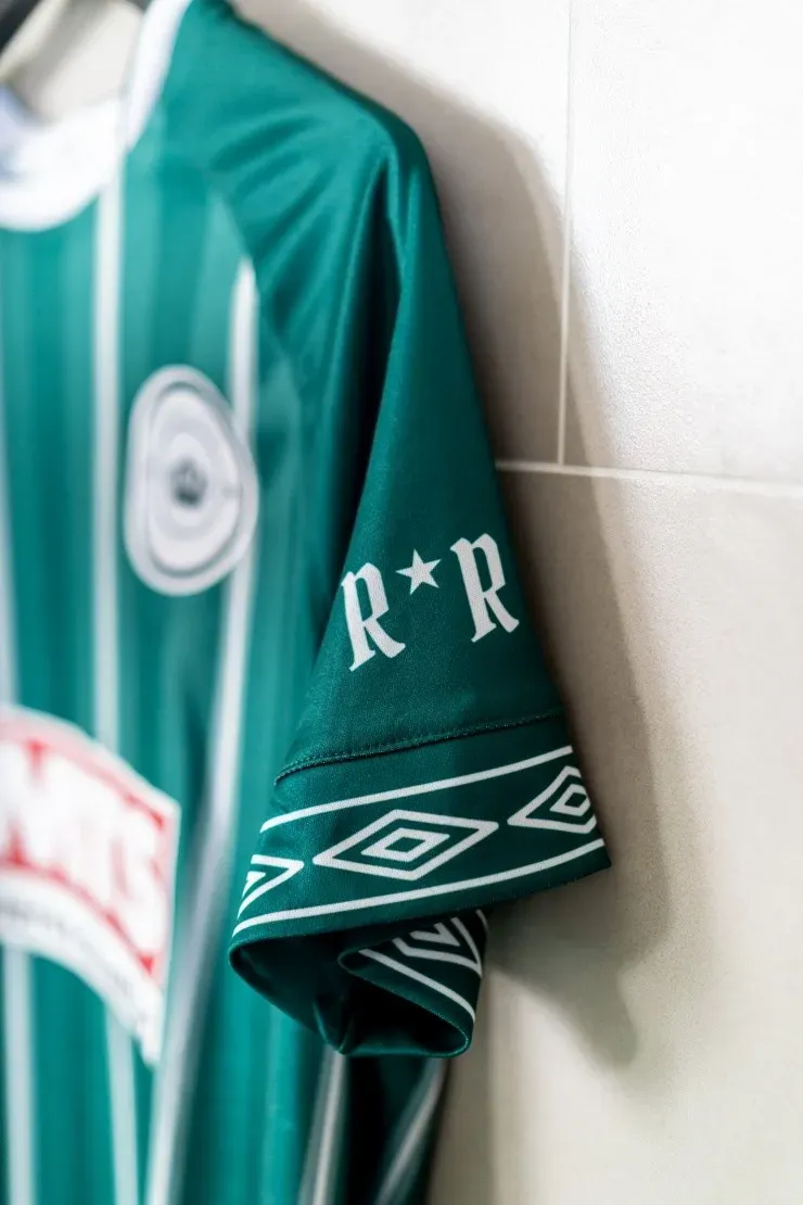 Así es la camiseta de Rodelindo Román, a la venta en tiendas Coliseum Store y Umbro.