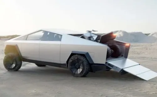 Tiene una rampla para otros vehículos motorizados.