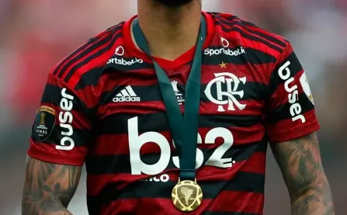 Gabigol en faena tras recibir su medalla. Foto: Getty Images