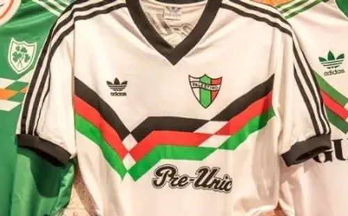La camiseta de Palestino flanqueada por las de Irlanda y el Cork City