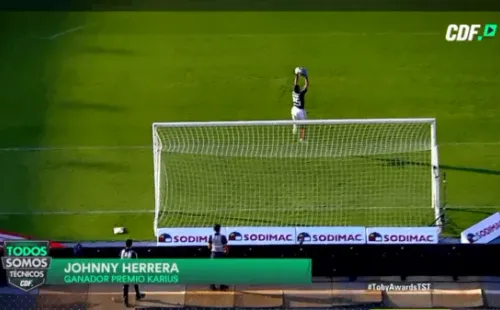 Premio Karius al mejor condoro de un arquero: “el ganador es Johnny Herrera, iba a estar con nosotros pero mandó un mensaje”… De improviso apareció el nuevo meta de Everton en pantalla con un saludo: “Toby querido, nunca esperé esta puñalada de tu parte. Otra más. Un abrazo grande”.