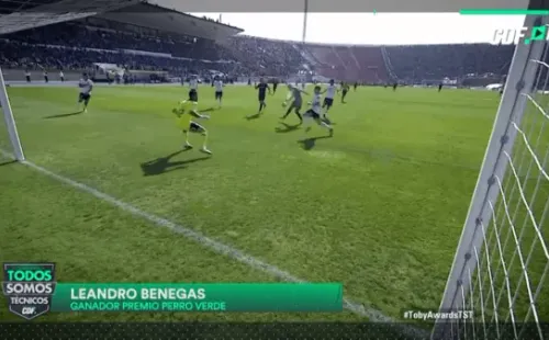 Premio Perro Verde a lo inesperado (entre risas de Juvenal Olmos presente): “el ganador es Leandro Benegas (y su gol fallado frente al arco contra Colo Colo)”
