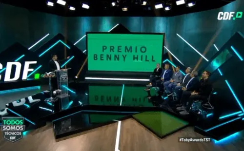 Premio Benny Hill al mejor chascarro: “el ganador es Aldo Schiappacasse y el barril del Chavo del 8”.