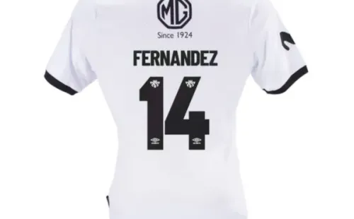 Matías Fernández inscribió con letras doradas el número 14 en Colo Colo