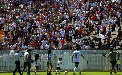 Matías, sus dos hijas y su hijo en la cancha del Monumental recibiendo el cariño de los hinchas de Colo Colo. Foto: Agencia Uno