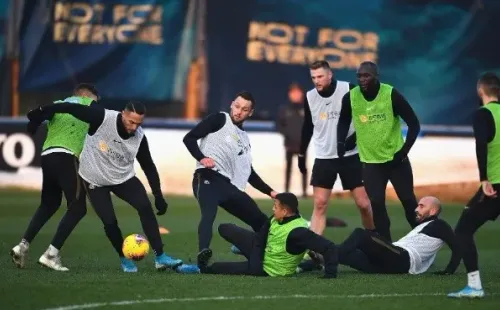 Alexis apareció luchando un balón en el piso con Borja Valero