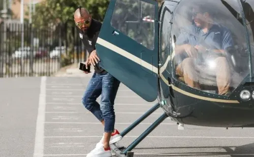 Arturo Vidal llegó a ver al Rodelindo Román en helicóptero y dejó la grande. Foto: Agencia Uno