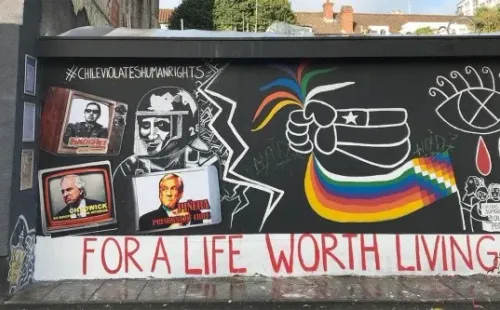 Así comienza el mural.