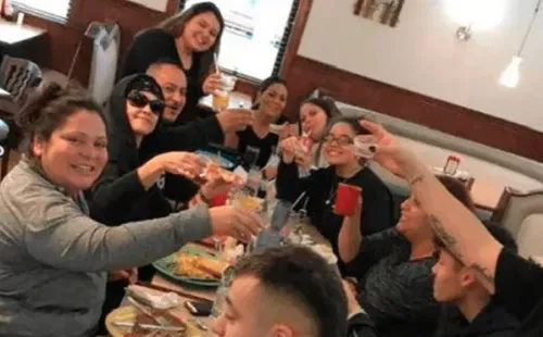 La familia del jugador celebrando su traspaso