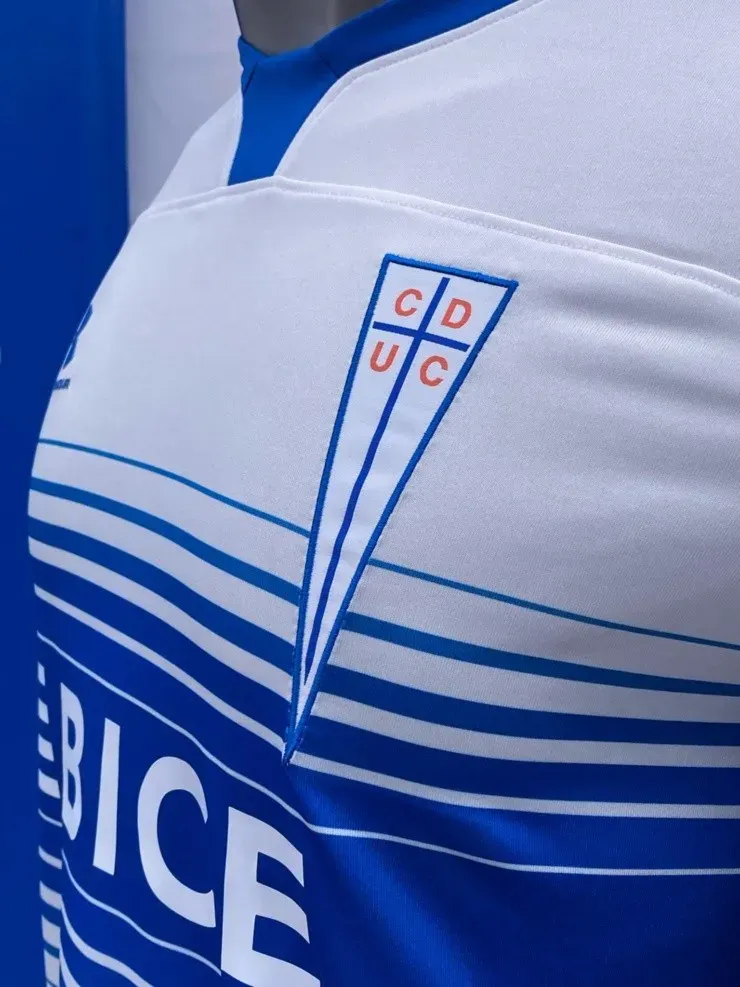 Así luce al detalle el pecho de la nueva camiseta de la UC.Foto: Guille Salazar
