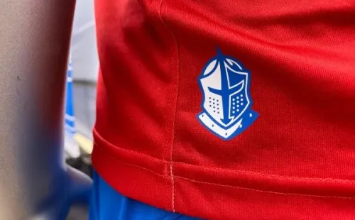 El caballero cruzado presente en la indumentaria. Foto: Guille Salazar