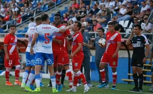 El delantero apareció con el 5 este sábado en cancha. Foto: Agencia Uno