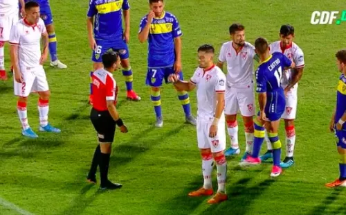 A Castro no le gustó nada y lanzó un manotazo.Foto: CDF