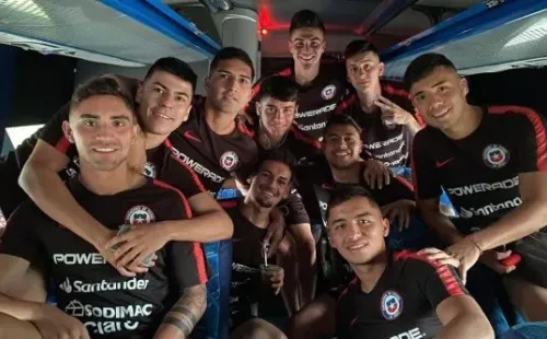 Al centro de la imagen, Araos y Morales abrazados.