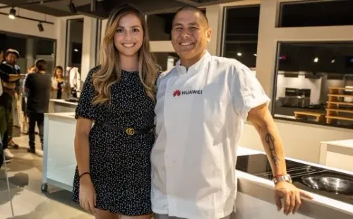 Carmen Cabezas y Ciro Watanabe probaron el teléfono de Huawei.