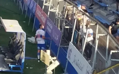 Aued en diálogo con los manifestantes. Estaba en eso y casi le cayó un tablazo. Foto: @armanduco.